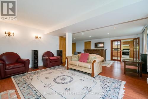 35 Harmony Hill Crescent, Richmond Hill, ON - Indoor Photo Showing Living Room