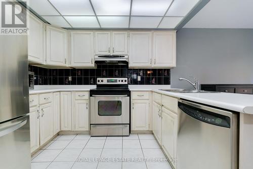 35 Harmony Hill Crescent, Richmond Hill, ON - Indoor Photo Showing Kitchen With Double Sink