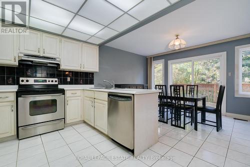 35 Harmony Hill Crescent, Richmond Hill, ON - Indoor Photo Showing Kitchen