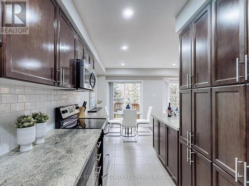 17 Winn Place, Aurora, ON - Indoor Photo Showing Kitchen With Upgraded Kitchen