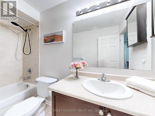 17 Winn Place, Aurora, ON - Indoor Photo Showing Bathroom