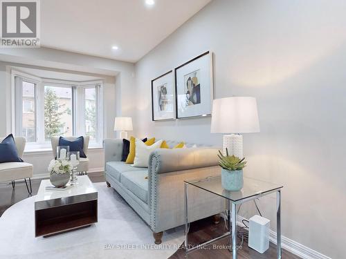 17 Winn Place, Aurora, ON - Indoor Photo Showing Living Room