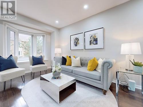 17 Winn Place, Aurora, ON - Indoor Photo Showing Living Room