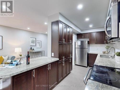 17 Winn Place, Aurora, ON - Indoor Photo Showing Kitchen With Upgraded Kitchen