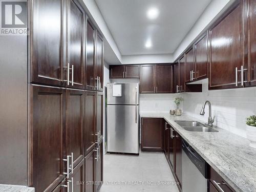 17 Winn Place, Aurora, ON - Indoor Photo Showing Kitchen With Double Sink With Upgraded Kitchen