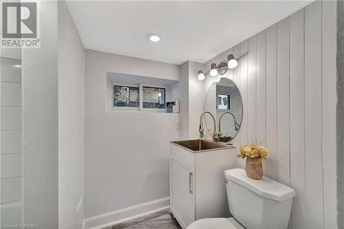 Second Bathroom featuring vanity, toilet, and bathtub. - 59 Buffalo Street, Brantford, ON - Indoor Photo Showing Bathroom