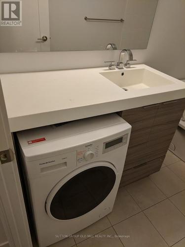 2105 - 318 Richmond Street W, Toronto, ON - Indoor Photo Showing Laundry Room