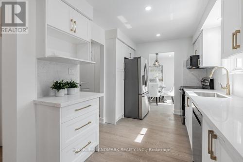 9 Eastman Crescent, Newmarket, ON - Indoor Photo Showing Kitchen With Upgraded Kitchen