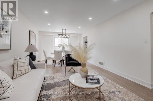 9 Eastman Crescent, Newmarket, ON - Indoor Photo Showing Living Room