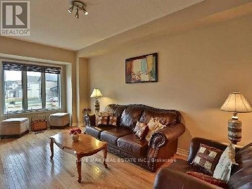 7440 Saint Barbara Boulevard, Mississauga, ON - Indoor Photo Showing Living Room