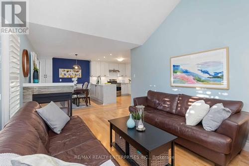 5756 Whitehorn Avenue, Mississauga, ON - Indoor Photo Showing Living Room