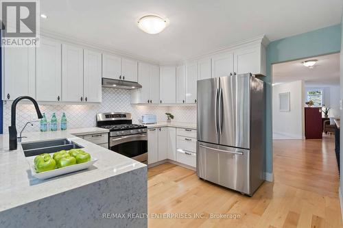 5756 Whitehorn Avenue, Mississauga, ON - Indoor Photo Showing Kitchen With Double Sink With Upgraded Kitchen