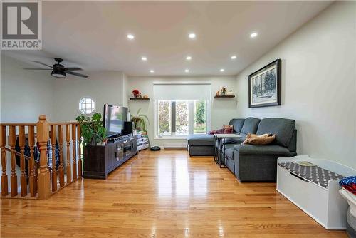 336 Third Avenue, Sudbury, ON - Indoor Photo Showing Living Room