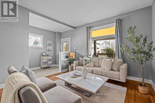 19 Hume Street, London, ON - Indoor Photo Showing Living Room