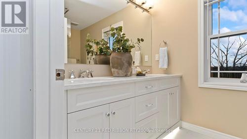 2300 Lime Kiln Drive, London, ON - Indoor Photo Showing Bathroom