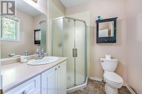 1090 Shelborne Place, London, ON - Indoor Photo Showing Bathroom