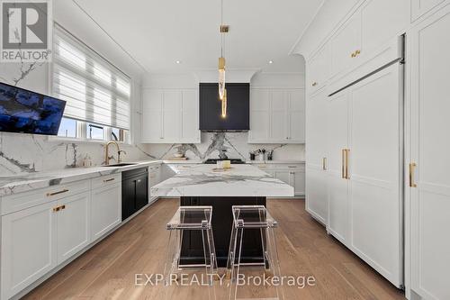 102 Vines Place, Aurora, ON - Indoor Photo Showing Kitchen With Upgraded Kitchen