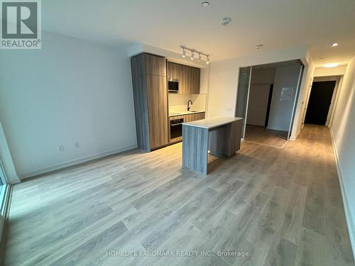 609 - 117 Broadway Avenue, Toronto, ON - Indoor Photo Showing Kitchen