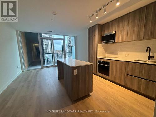 609 - 117 Broadway Avenue, Toronto, ON - Indoor Photo Showing Kitchen