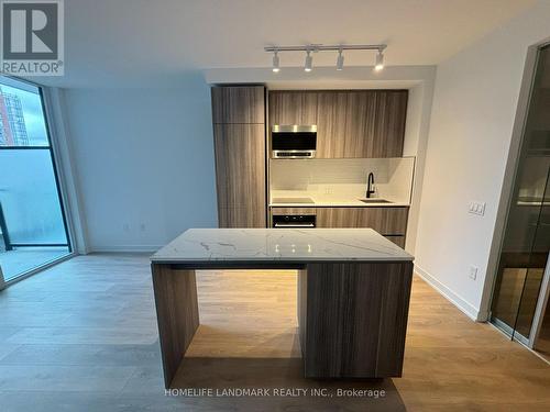 609 - 117 Broadway Avenue, Toronto, ON - Indoor Photo Showing Kitchen