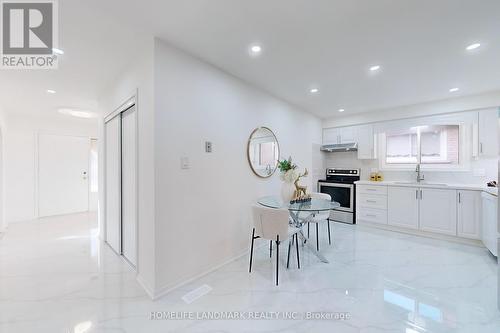 552 Queen Victoria Drive, Hamilton, ON - Indoor Photo Showing Kitchen