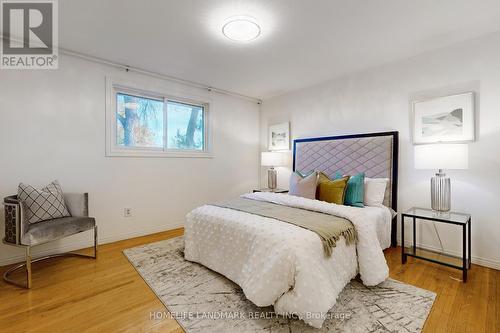 552 Queen Victoria Drive, Hamilton, ON - Indoor Photo Showing Bedroom