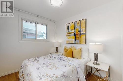 552 Queen Victoria Drive, Hamilton, ON - Indoor Photo Showing Bedroom