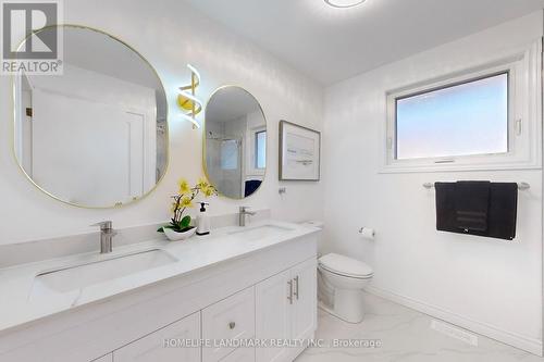 552 Queen Victoria Drive, Hamilton, ON - Indoor Photo Showing Bathroom