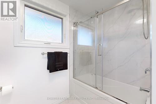 552 Queen Victoria Drive, Hamilton, ON - Indoor Photo Showing Bathroom