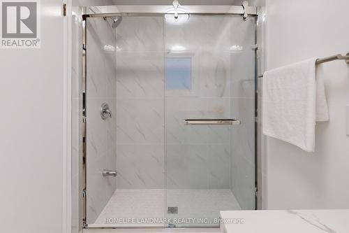 552 Queen Victoria Drive, Hamilton, ON - Indoor Photo Showing Bathroom