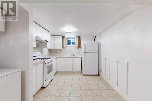 552 Queen Victoria Drive, Hamilton, ON - Indoor Photo Showing Kitchen