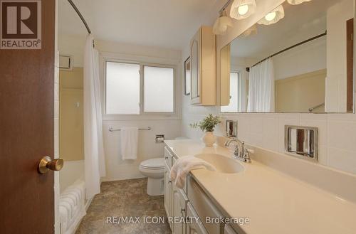 52 Brentwood Drive, Guelph, ON - Indoor Photo Showing Bathroom