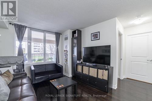 211 - 27 Rean Drive, Toronto, ON - Indoor Photo Showing Living Room