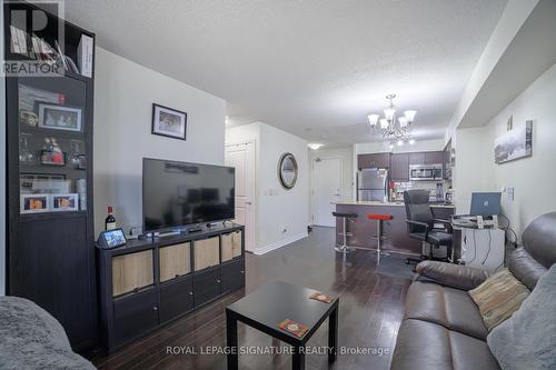 211 - 27 Rean Drive, Toronto, ON - Indoor Photo Showing Living Room