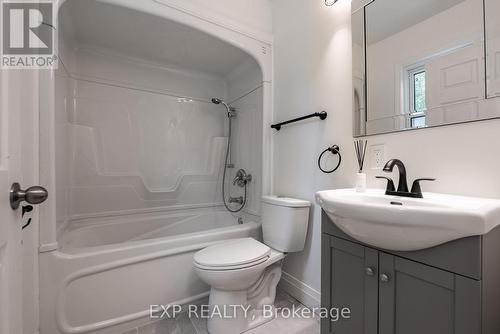 3047 Saint Patrick Avenue, Niagara Falls (206 - Stamford), ON - Indoor Photo Showing Bathroom