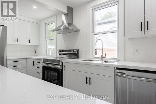 3047 Saint Patrick Avenue, Niagara Falls (206 - Stamford), ON - Indoor Photo Showing Kitchen