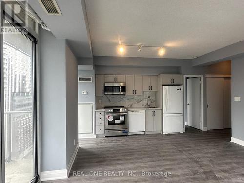 1408 - 126 Simcoe Street, Toronto, ON - Indoor Photo Showing Kitchen