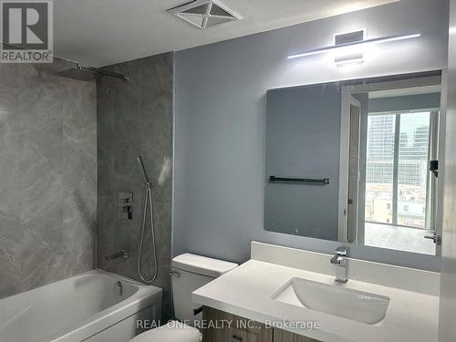 1408 - 126 Simcoe Street, Toronto, ON - Indoor Photo Showing Bathroom