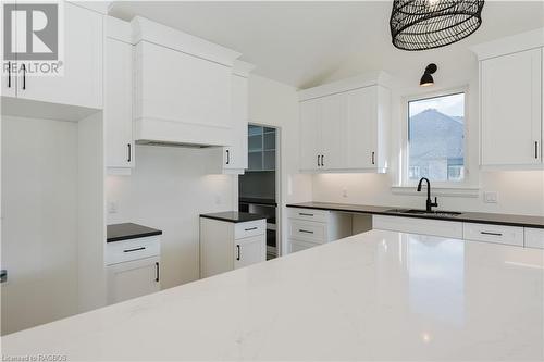 546 Algonquin Trail, Georgian Bluffs, ON - Indoor Photo Showing Kitchen With Upgraded Kitchen