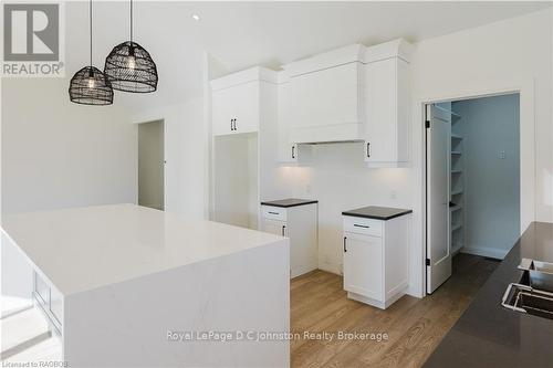 546 Algonquin Trail, Georgian Bluffs, ON - Indoor Photo Showing Kitchen With Upgraded Kitchen