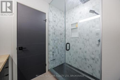 104 Broadway Avenue, St. Catharines (436 - Port Weller), ON - Indoor Photo Showing Bathroom