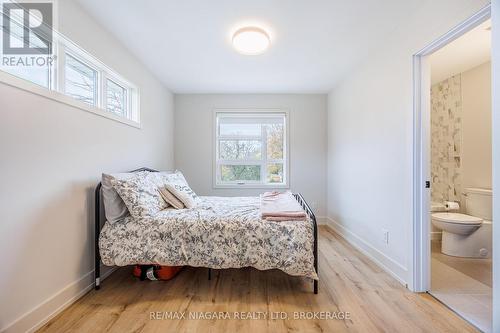 104 Broadway Avenue, St. Catharines (436 - Port Weller), ON - Indoor Photo Showing Bedroom