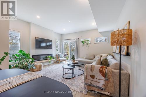 104 Broadway Avenue, St. Catharines (436 - Port Weller), ON - Indoor Photo Showing Living Room