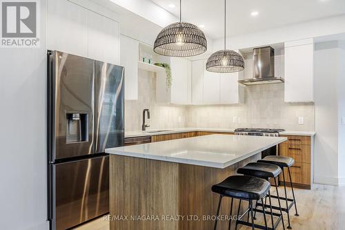 104 Broadway Avenue, St. Catharines (436 - Port Weller), ON - Indoor Photo Showing Kitchen With Upgraded Kitchen