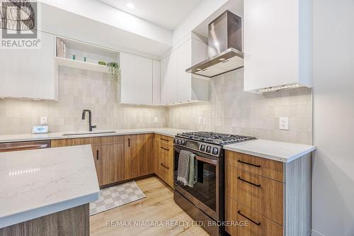 104 Broadway Avenue, St. Catharines (436 - Port Weller), ON - Indoor Photo Showing Kitchen With Upgraded Kitchen