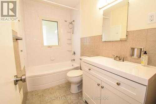 236 Main Street W, Grimsby (541 - Grimsby West), ON - Indoor Photo Showing Bathroom