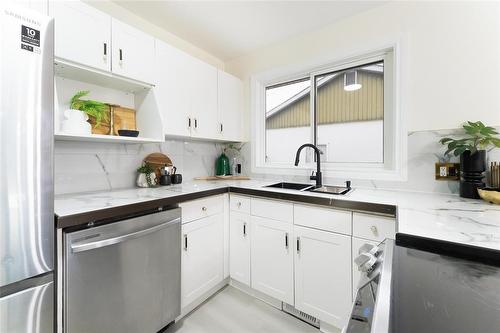 352 Mcmeans Avenue, Winnipeg, MB - Indoor Photo Showing Kitchen