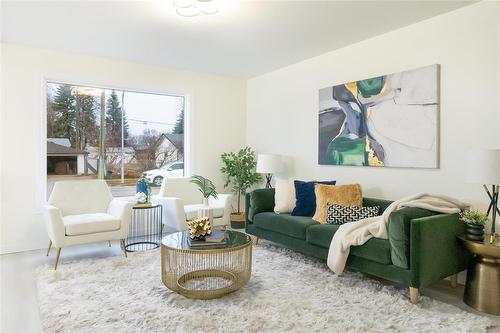 352 Mcmeans Avenue, Winnipeg, MB - Indoor Photo Showing Living Room