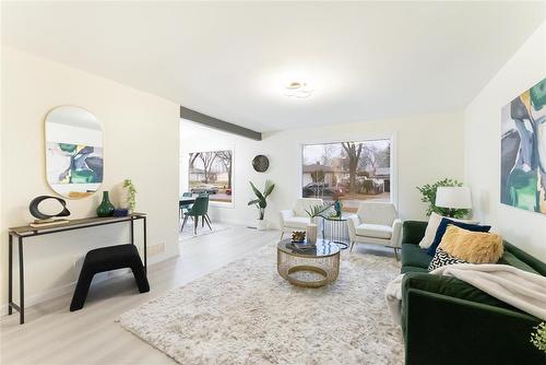 352 Mcmeans Avenue, Winnipeg, MB - Indoor Photo Showing Living Room