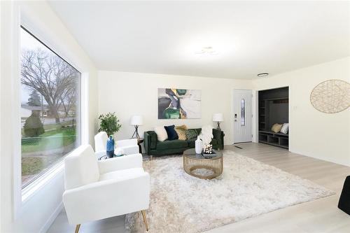 352 Mcmeans Avenue, Winnipeg, MB - Indoor Photo Showing Living Room